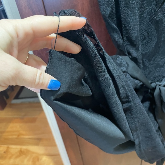 ⭐️ CAbi Style #942 Sleeveless Lace Blouse Tank with built in cami. - Picture 4 of 10